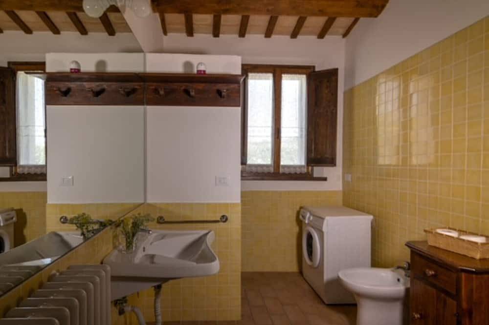 Ganze Wohnung, Margherita x 4 people located in the green only 4km from the sea and with swimming pool in San Costanzo, Valle del Metauro