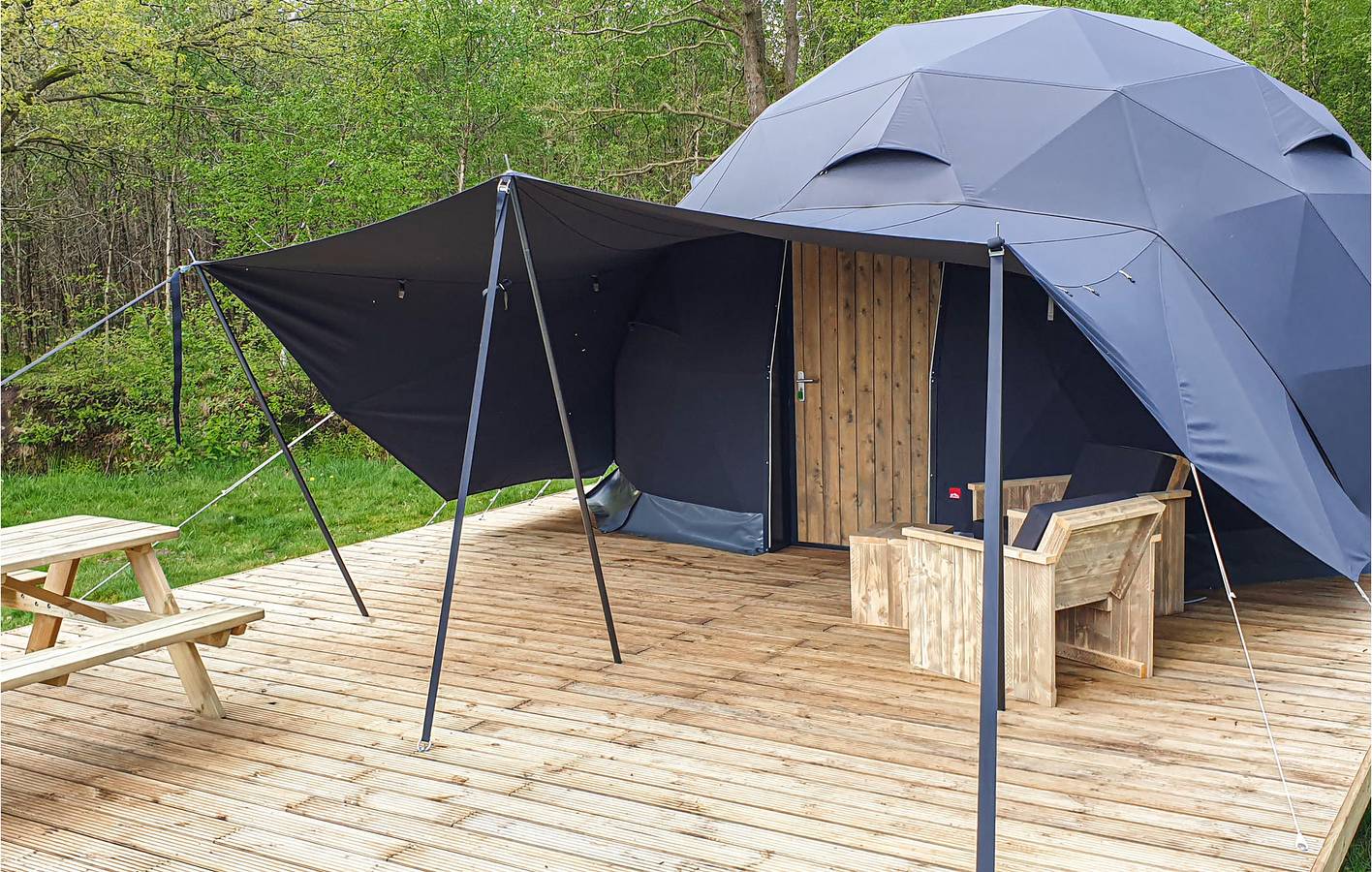 Wohnwagen für 2 Personen mit Terrasse in Drenthe