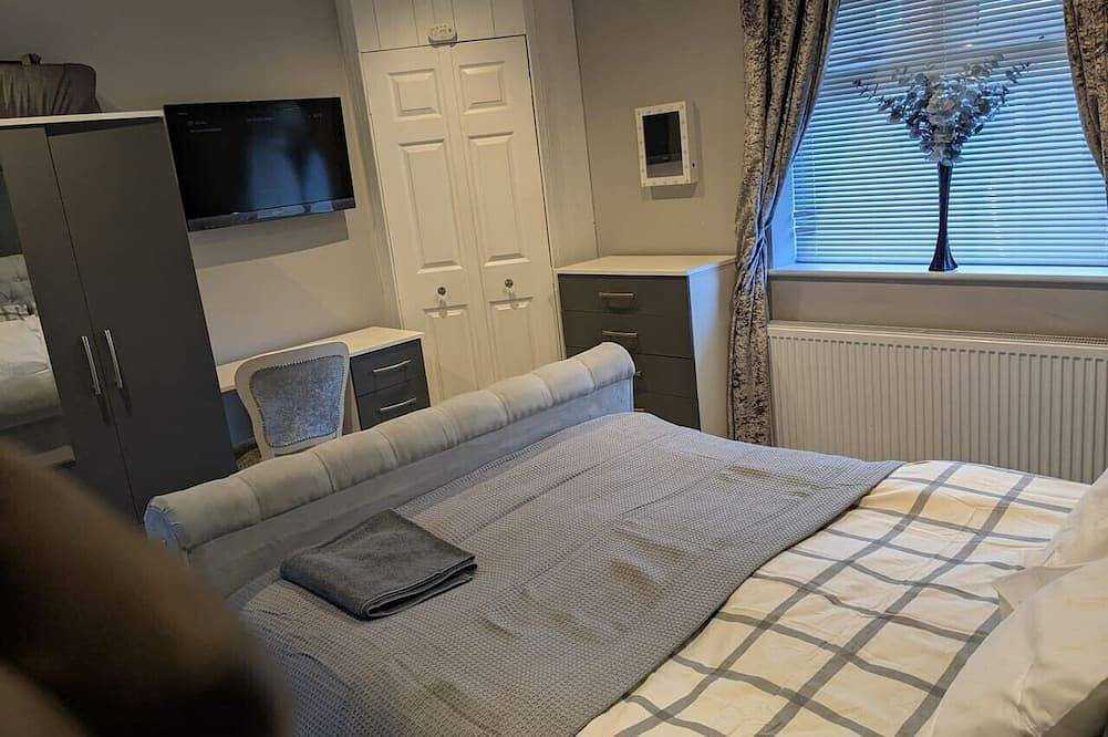 Charming Home • Office • x2 Living Rooms • Driveway Parking in Leigh, Grand Manchester