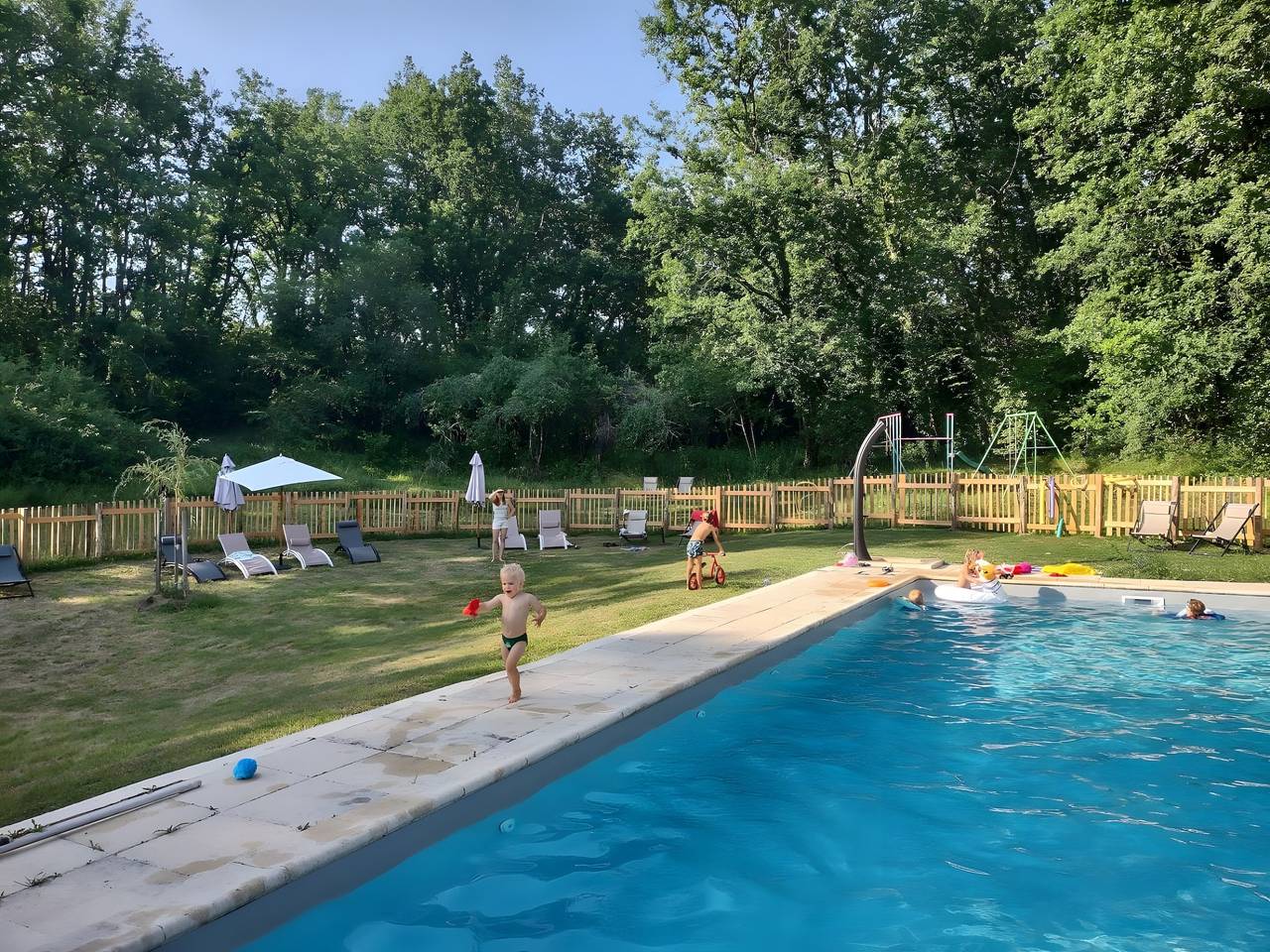 Gîte Le Renard – Maison de vacances spacieuse et moderne avec piscine partagée in Paulhiac, Région de Villeneuve-sur-Lot