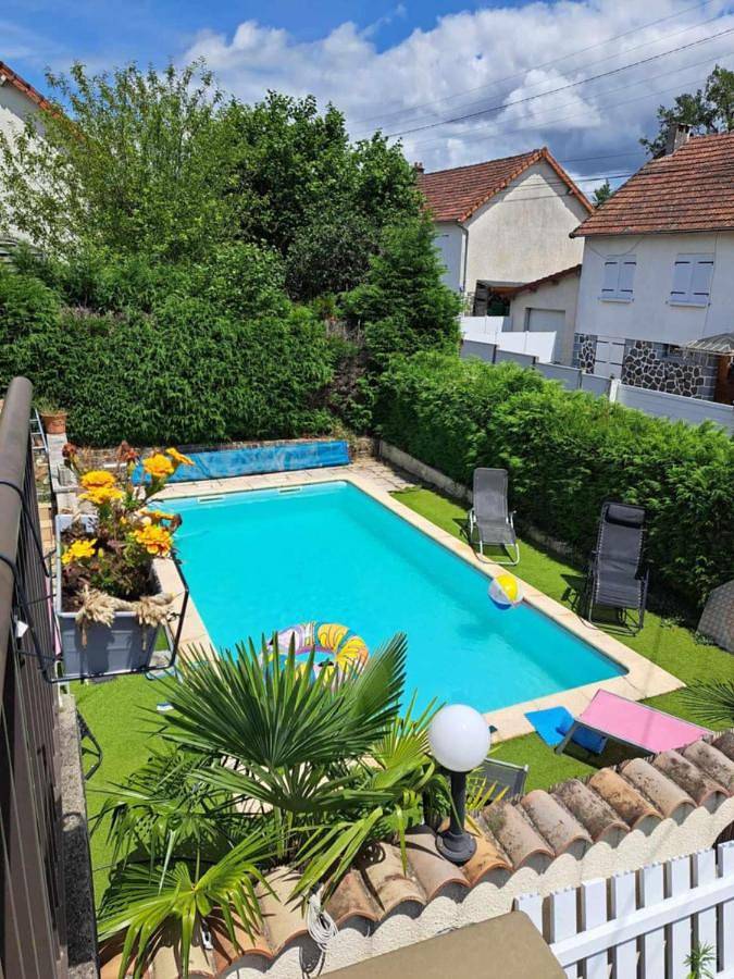 Gîte pour 4 personnes, avec piscine ainsi que vue et balcon à Naucelles