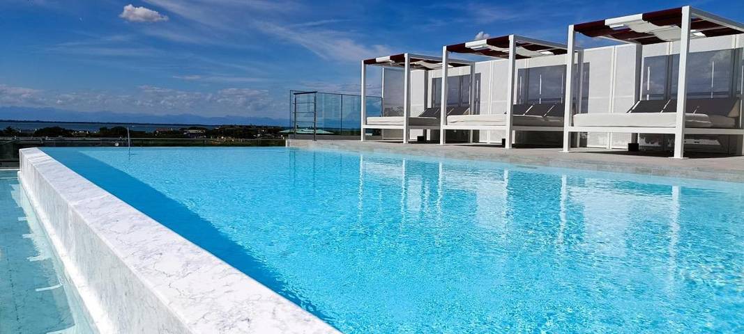 Hôtel pour 2 personnes, avec Balcon ainsi que Terrasse et Piscine à Lignano Sabbiadoro