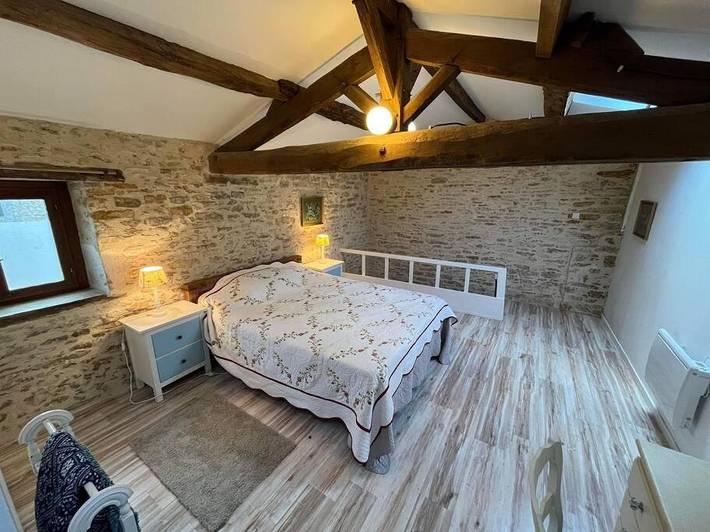 Location de vacances pour 3 personnes, avec vue ainsi que jardin et terrasse à Bazoges-en-Pareds