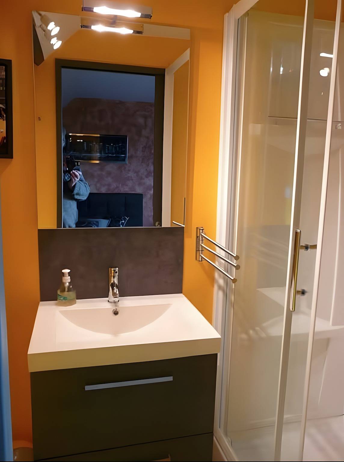 Studio entier, Studio « Le Pigeonnier » avec terrasse partagée, jardin commun et Wi-Fi in Surtainville, Côte de la Déroute