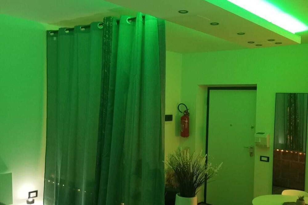 Entire apartment, Modern apartment near downtown and the park, with Wi-Fi and Smart Tv in Modena, Modena Province