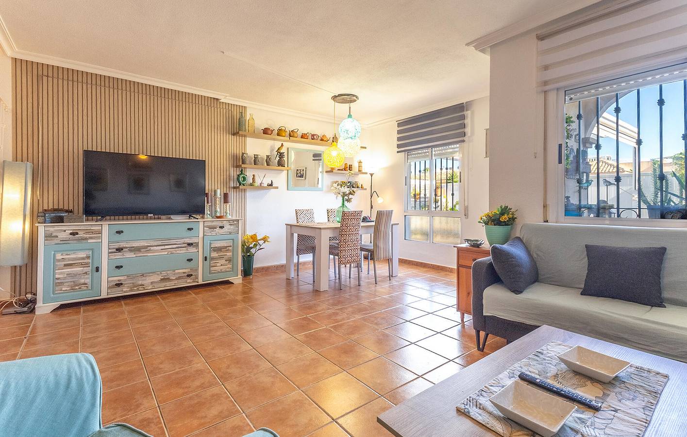 Retraite ensoleillée avec piscine, terrasse et WiFi à 1,5 km de la plage in La Zenia, Orihuela