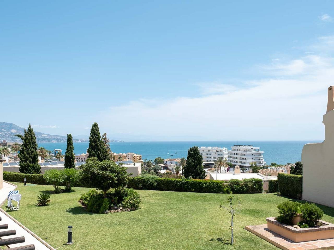 Entire apartment, Modern apartment in Mijas Costa with shared pool, air conditioning and parking in Mijas Costa, Mijas