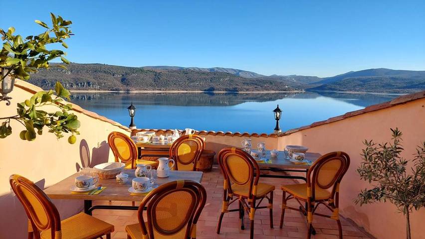 Chambre d’hôte pour 2 personnes, avec Terrasse ainsi que Vue et Vue sur le lac dans Lac de Sainte-Croix