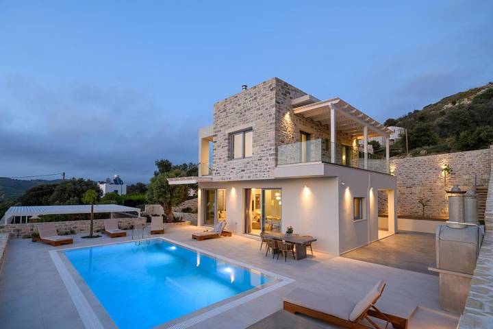 Villa für 8 Personen, mit Ausblick und Garten sowie Pool - 1