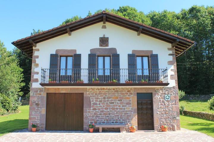 Casa de vacaciones para 8 personas, con jardín además de balcón y vistas en Valle de Baztan