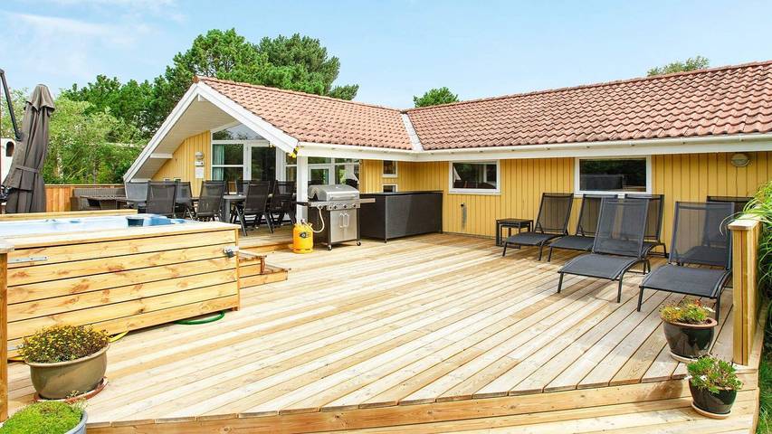 Ferieudlejning for 11 personer, med terrasse og jacuzzi samt sauna på Sjælland