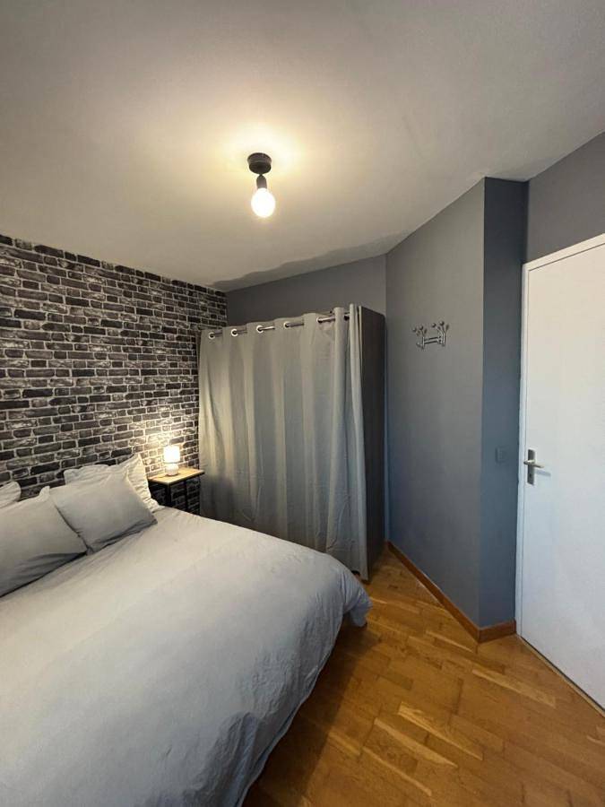 Appartement entier, Cnpe Bugey 10 Mn - Aéroport Lys 18 Mn in Pont-de-Chéruy, Région de Vienne