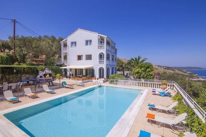 Location de vacances pour 13 personnes, adapté aux familles dans Kassiopi - 2