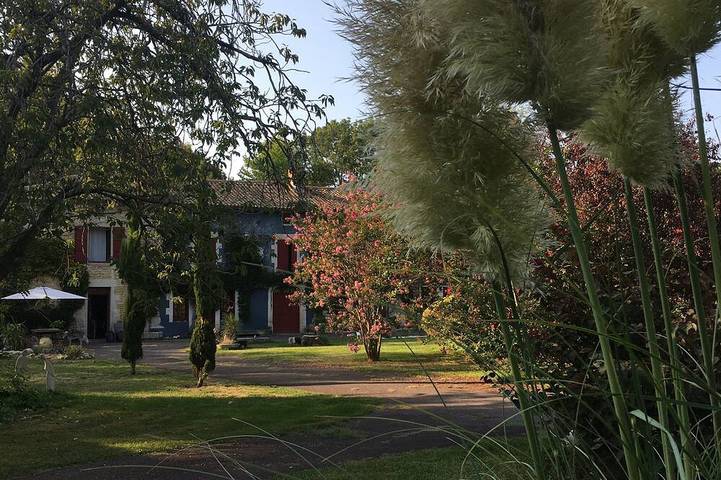 Location de vacances pour 4 personnes, avec jacuzzi et jardin ainsi que terrasse et piscine à Fontenille-Saint-Martin-d'Entraigues