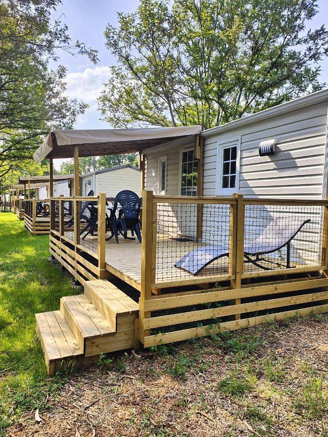 Camping pour 4 personnes, avec Terrasse ainsi que Jardin et Vue à Chauzon