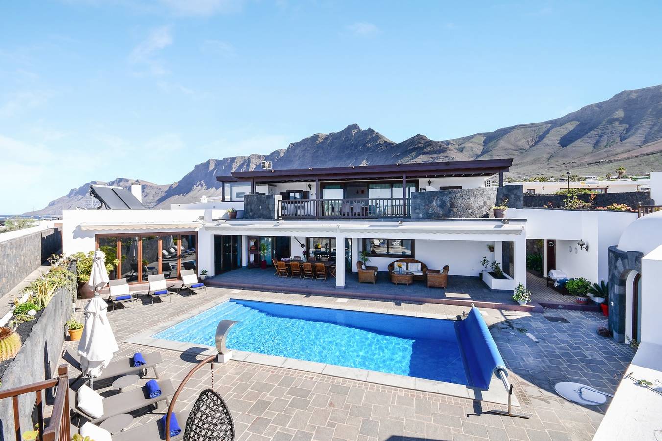 Entire apartment, Spacious Apartment “Apartamento María” with Balcony, Terrace, Garden, Pool, Jacuzzi & Sauna; Parking Available in Famara Beach, Teguise