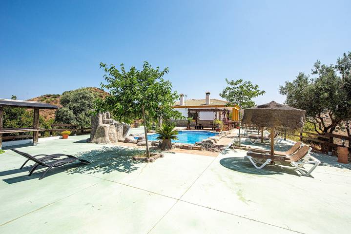 Holiday Home 'El Desafío De Las Águilas' with Lake View, Wi-Fi and Air Conditioning in Almogía, Cordillera Penibética