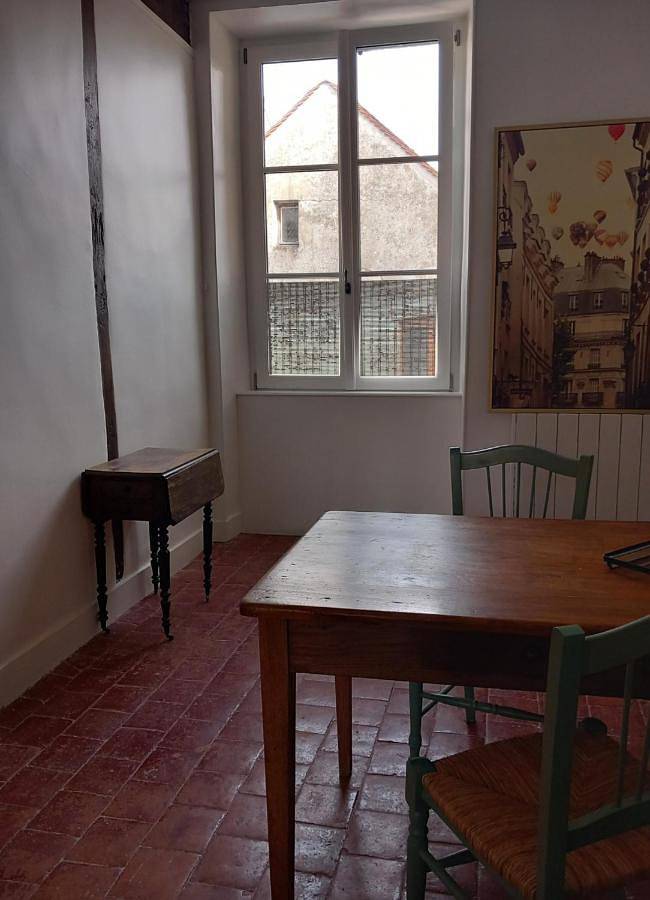 Gîte pour 2 personnes, avec terrasse et vue dans Eglise Notre Dame De Noyers - 2