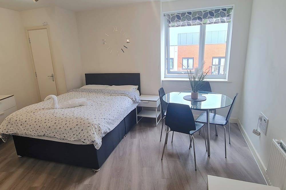 Room 6 in Loft - approx 1 min walk from Iver station - Single bed in Iver, Parque Colne Valley