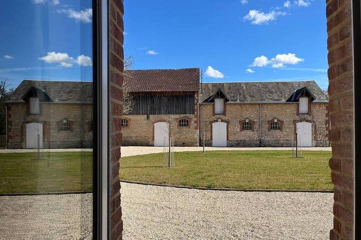 Gîte pour 7 personnes, avec jardin à Montbouy