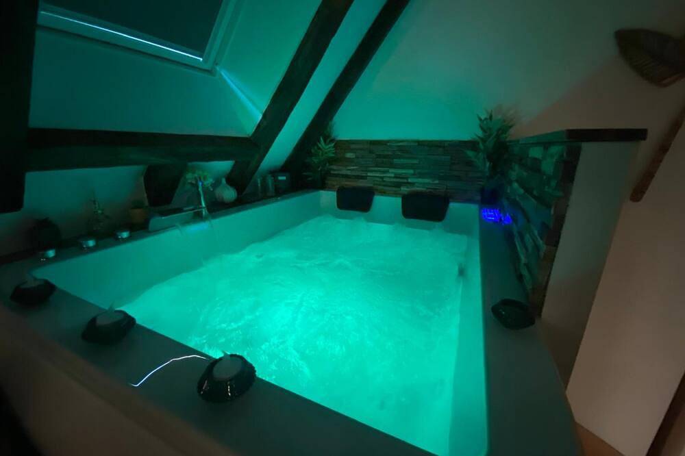 Entire apartment, Love Room with Jacuzzi in the city center in Bourges, Bourges region