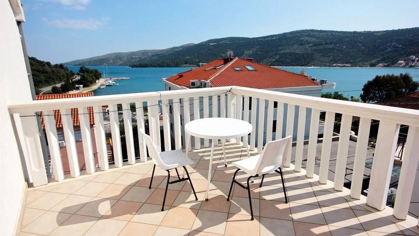 Location de vacances pour 3 personnes, avec vue et terrasse à Marina