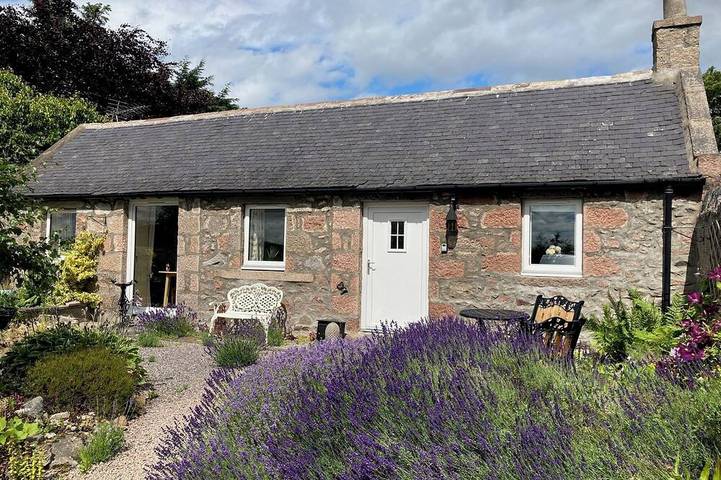 Holiday rental for 2 people, with pool in Aberdeenshire