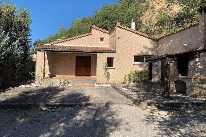 Location de vacances pour 4 personnes, avec terrasse et jardin à Estoublon