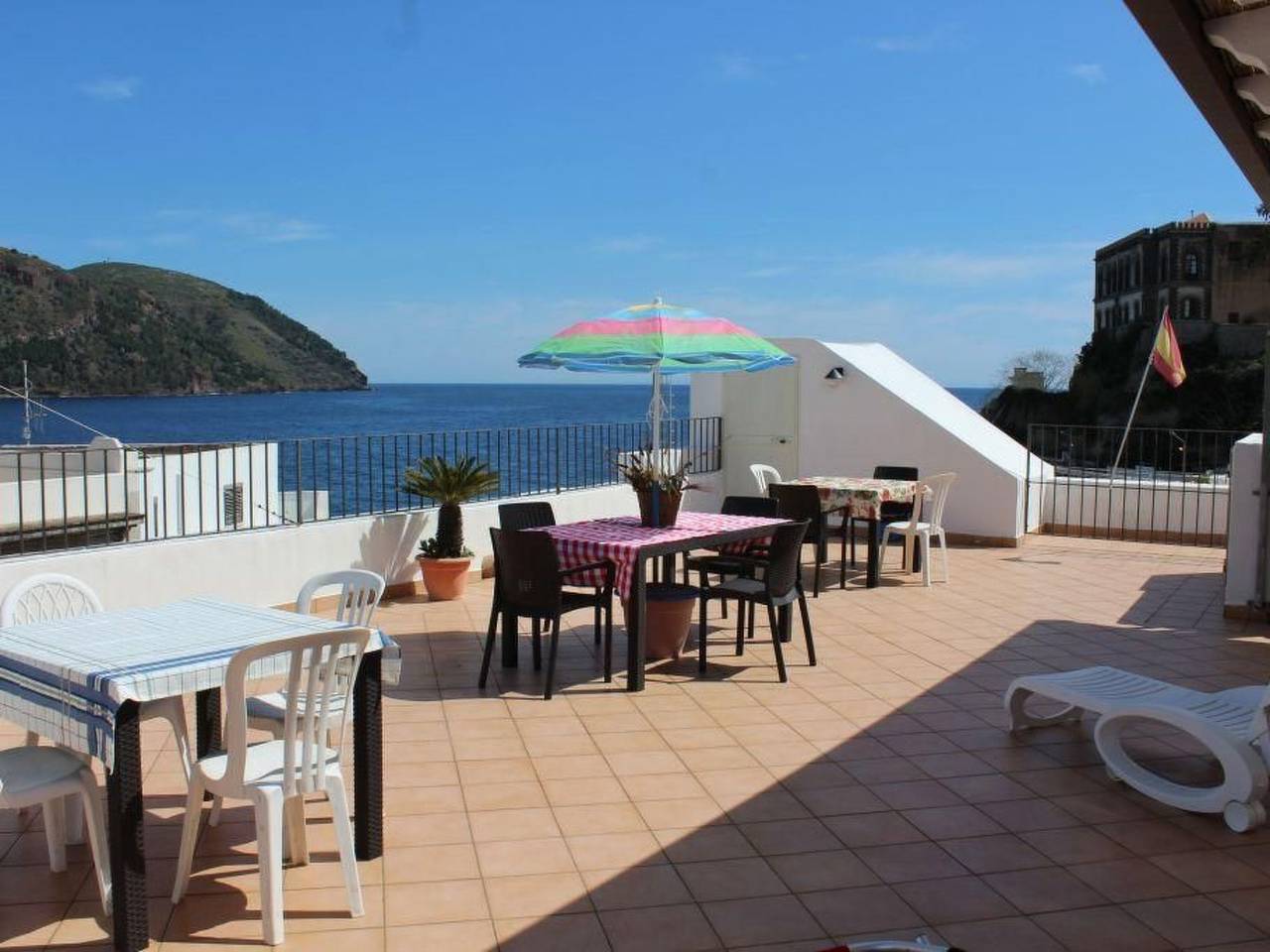 Apartamento vacacional entero, Ferienzimmer 'Bartolo' mit eigener Terrasse in Lipari