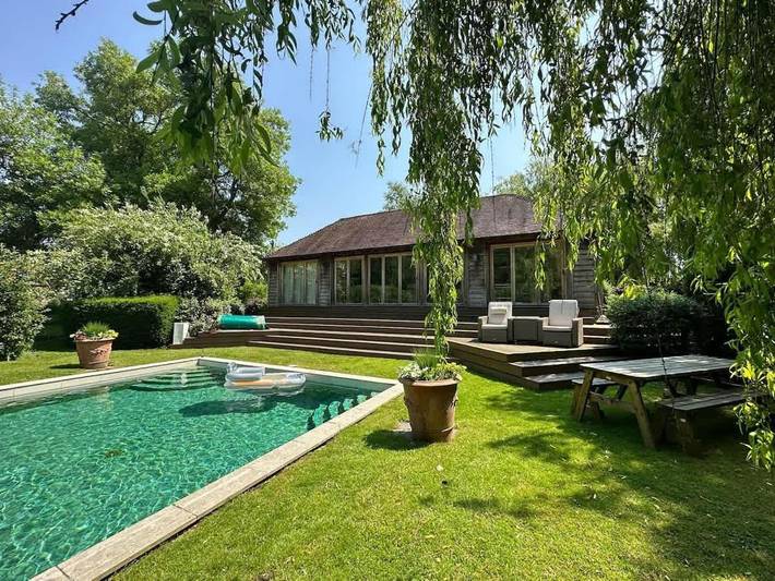 Holiday rental for 4 people, with lake view and terrace as well as pool and garden in Oxfordshire
