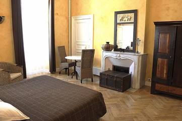 Chambre d’hôte pour 2 personnes, avec jardin ainsi que vue et piscine à Viviez