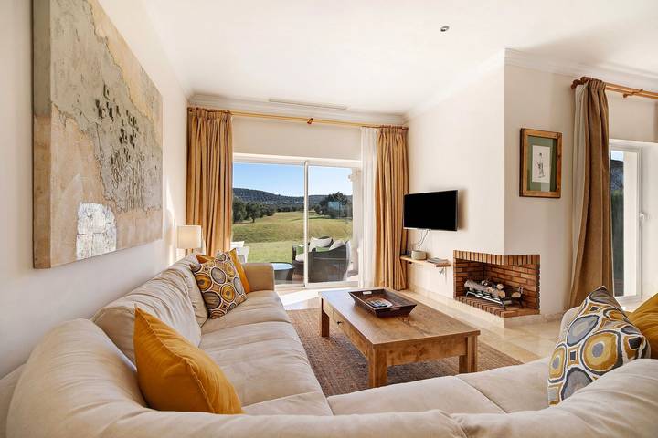 Holiday Home "2-Bedroom Townhouse" with Mountain Views, Shared Pool & Wi-Fi in Arcos de la Frontera, White Villages