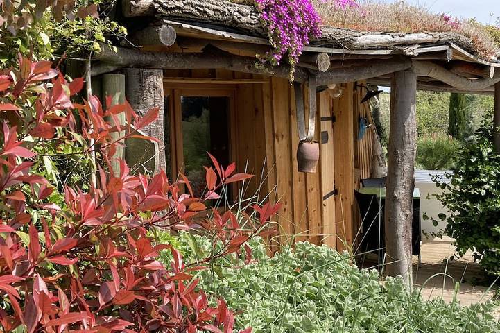 Cabane en bois pour 4 personnes, avec jacuzzi et terrasse ainsi que jardin et piscine