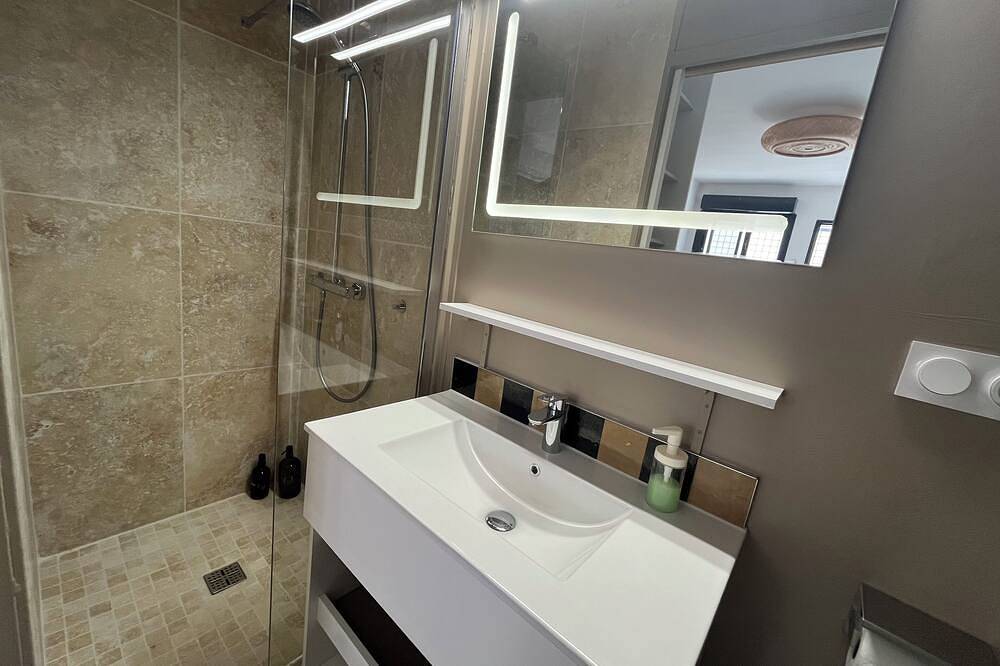 Suite Parentale Indépendante au Sein de la Maison D'hamih, Avec Petit-déjeuner in Uzès, Nimes region