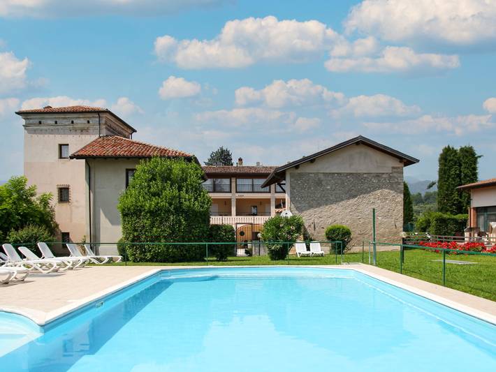 Gîte pour 7 personnes, avec terrasse ainsi que bassin pour enfant et jardin, animaux acceptés à Salò