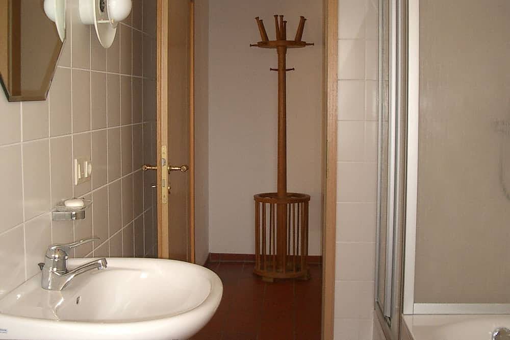 Ganze Wohnung, Großzügige, helle 2-Zimmerwohnung mit Terrasse und angelegtem Garten in Frankenalb