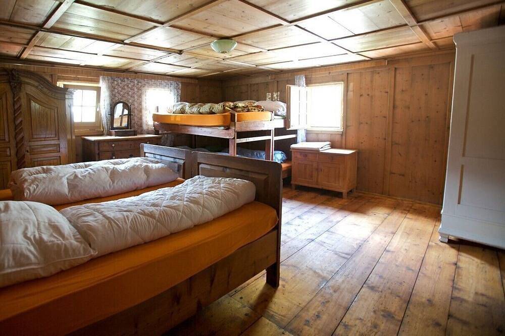 1 Min.vom Skigebiet,sehr altes Haus mit Charm, Sauna und Wasserfall hinterm Haus in Kappl, Verwall
