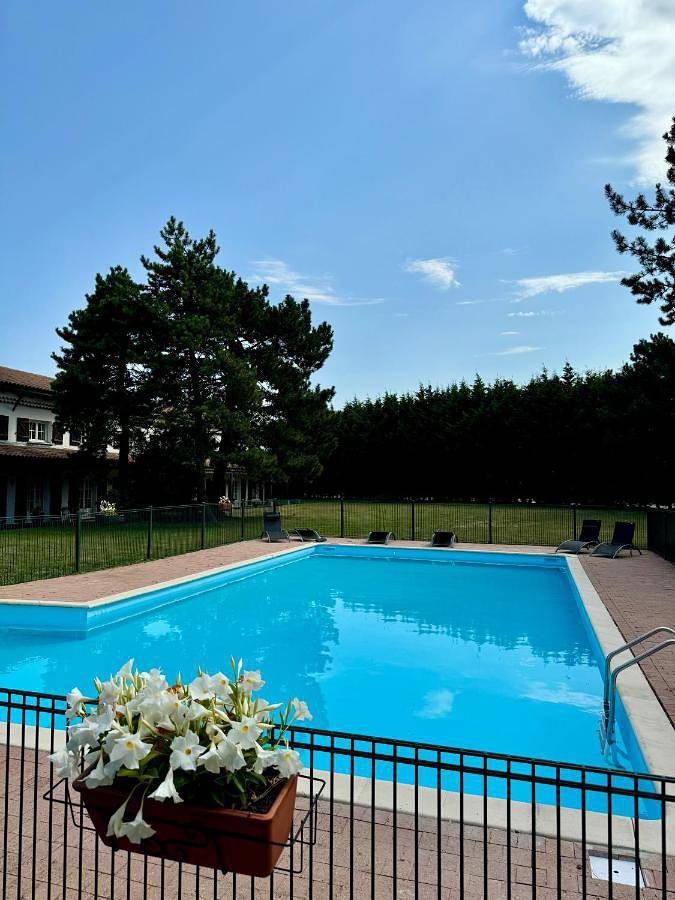Hôtel pour 2 personnes, avec piscine et jardin à Vendin-le-Vieil - 2