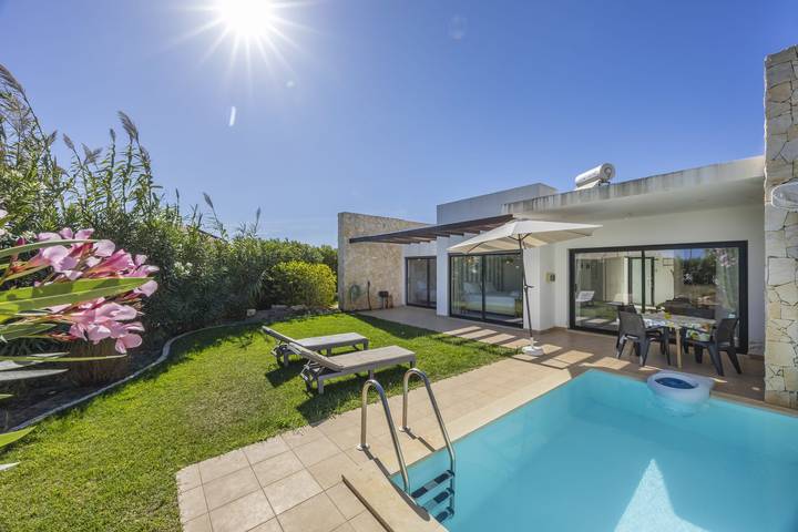 Holiday rental for 4 people, with pool and garden as well as terrace, child-friendly in Sagres