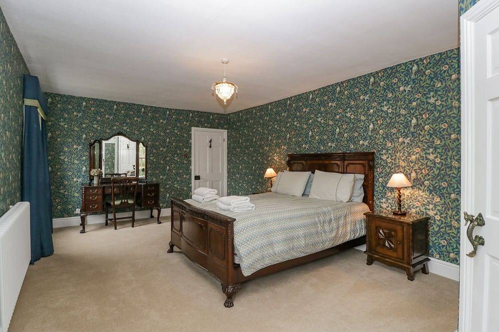 Kylemore, pet friendly, character holiday cottage in Glastonbury in Glastonbury, Somerset