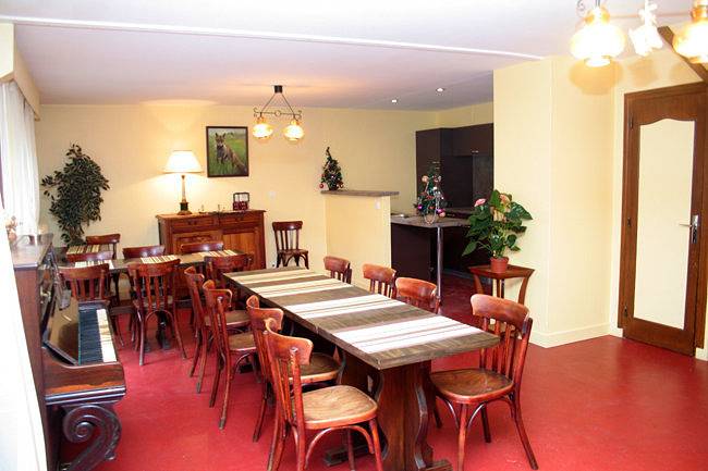 Gîte pour 15 personnes, avec terrasse à Saint-Sauves-d'Auvergne - 3