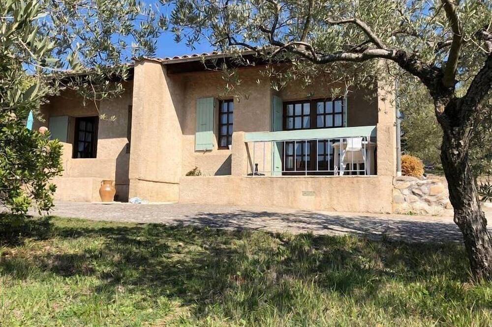 Entire apartment, (B) Studio T1 spacious, quiet, sun, parking in Gréoux-les-Bains, Verdon Regional Natural Park