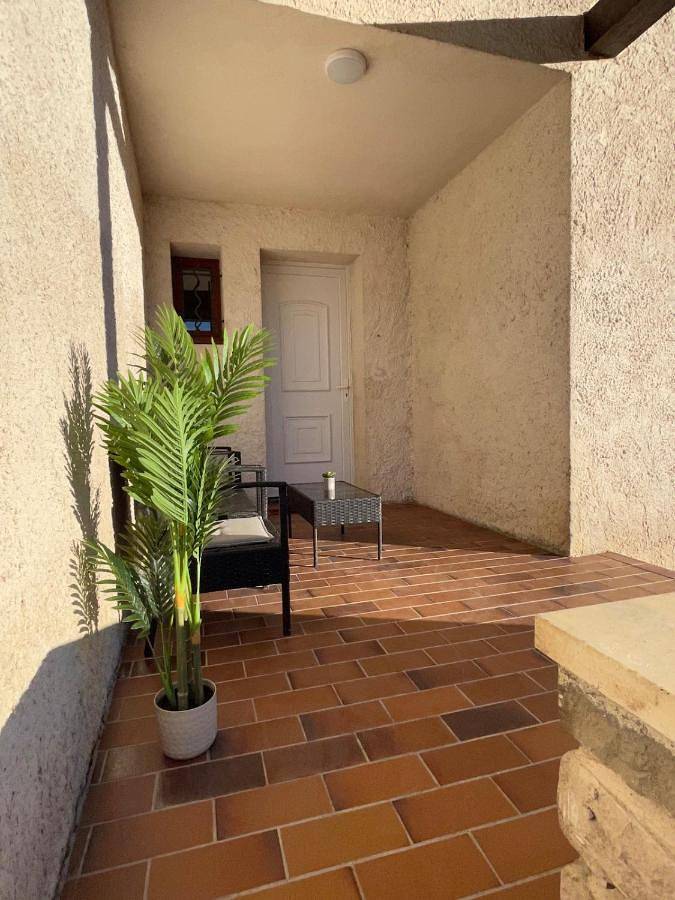 Location de vacances pour 10 personnes, avec piscine ainsi que vue et terrasse à Saint-Hilaire-de-Brethmas - 2