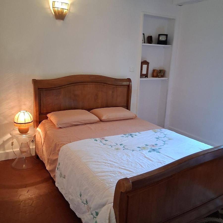 Appartement entier, One-Bedroom Apartment in Cabannes, Région d'Arles