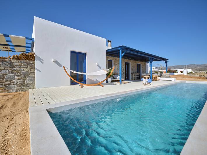 Vacation rental for 6 people, with terrace and pool as well as yard and ocean view, with pets in Paros