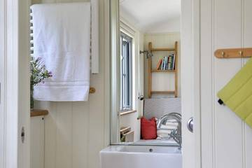 Static Caravan for 2 People in Funtington, West Sussex, Photo 4