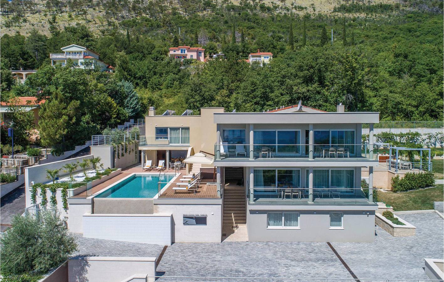 Ganze Ferienwohnung, Apartment am Meer mit Pool, WLAN und Parkplatz – 1,5 km bis zur Küste in Plomin, Ostküste Istrien