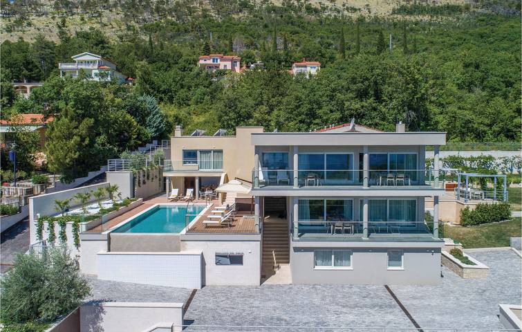 Ganze Ferienwohnung, Apartment am Meer mit Pool, WLAN und Parkplatz – 1,5 km bis zur Küste in Plomin, Ostküste Istrien