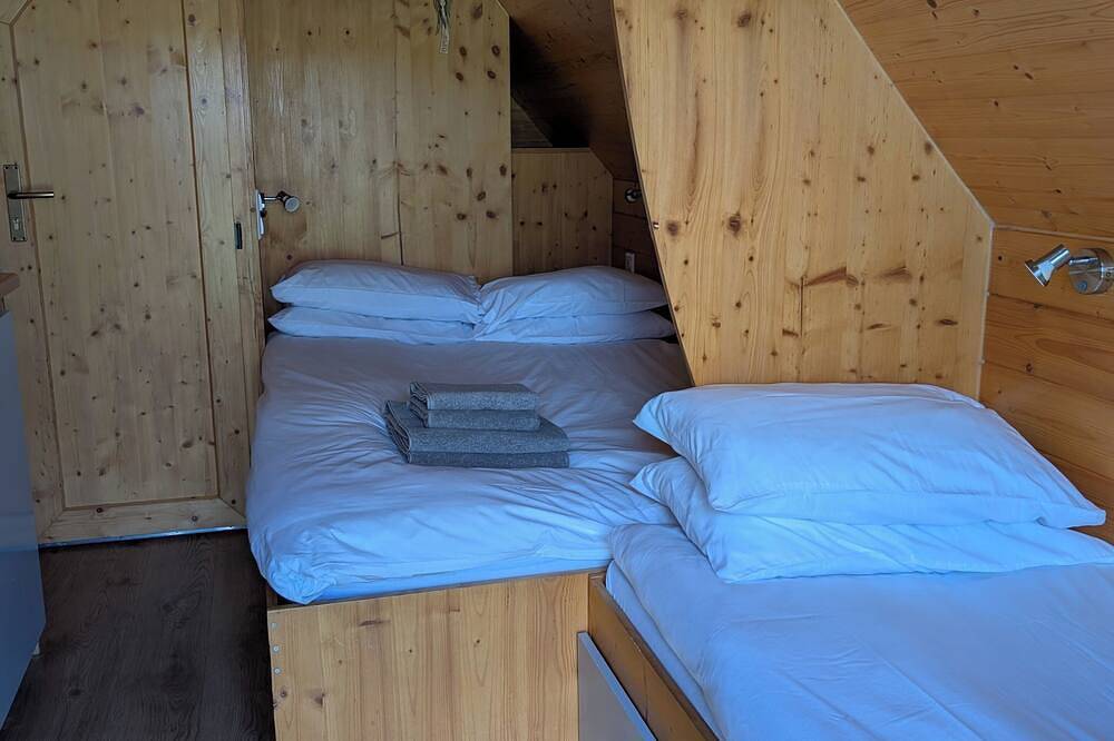 En Suite Glamping Pod, Sleeps 2 adults and 2 children, dog friendly. in Highlands