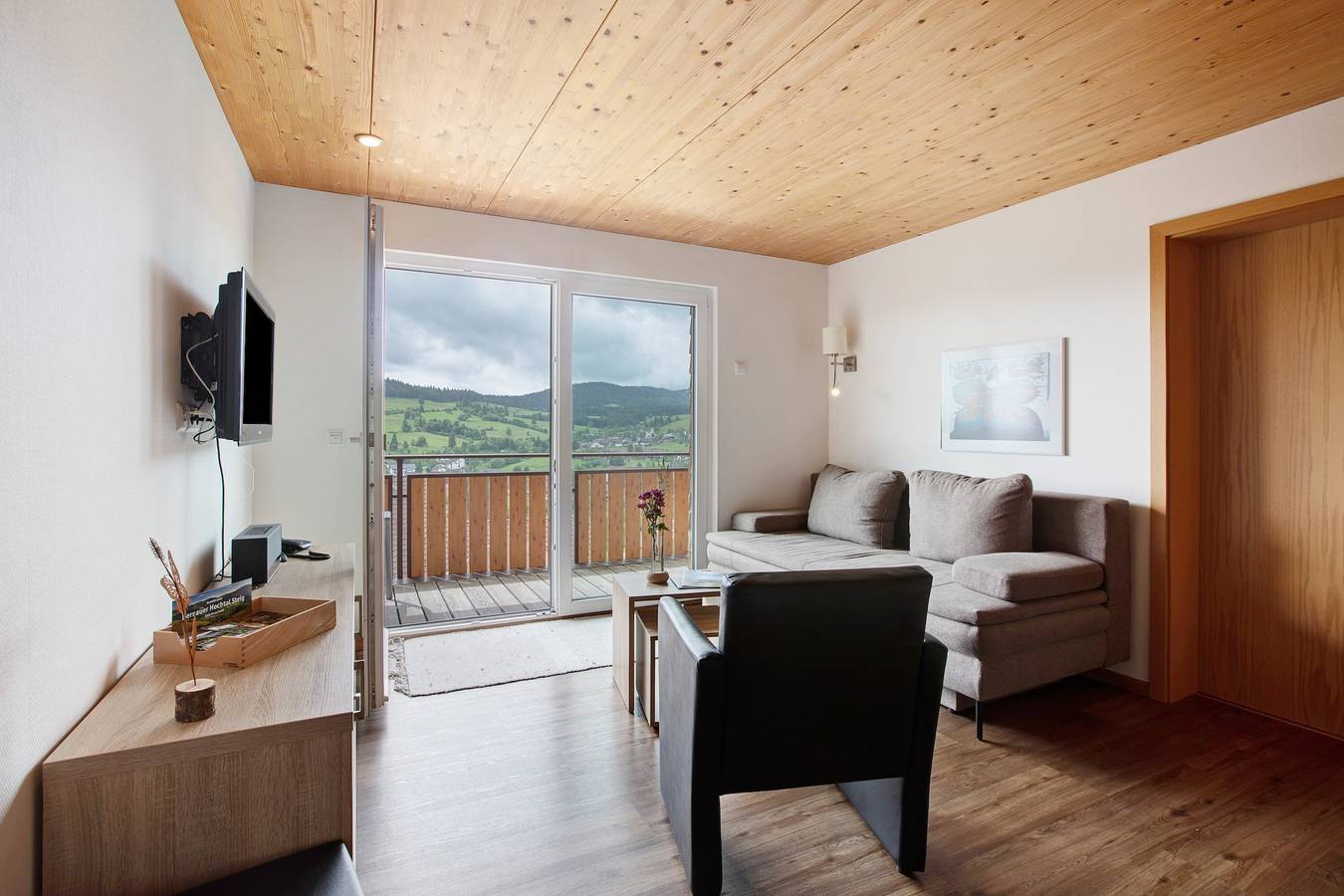 Entire apartment, Haus Hochtalblick – Apartment "Farnberg" with Panoramic View, Wi-Fi, Dreiwelten-Card Included in Bernau im Schwarzwald, Southern Black Forest